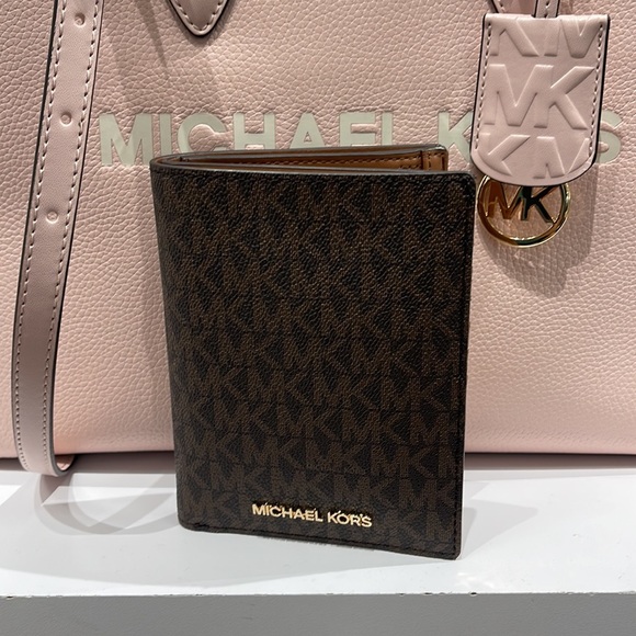 Michael Kors Jet Set Travel Passport Wallet
Brown Signature/Golden-Tone NWT - Picture 15 of 16